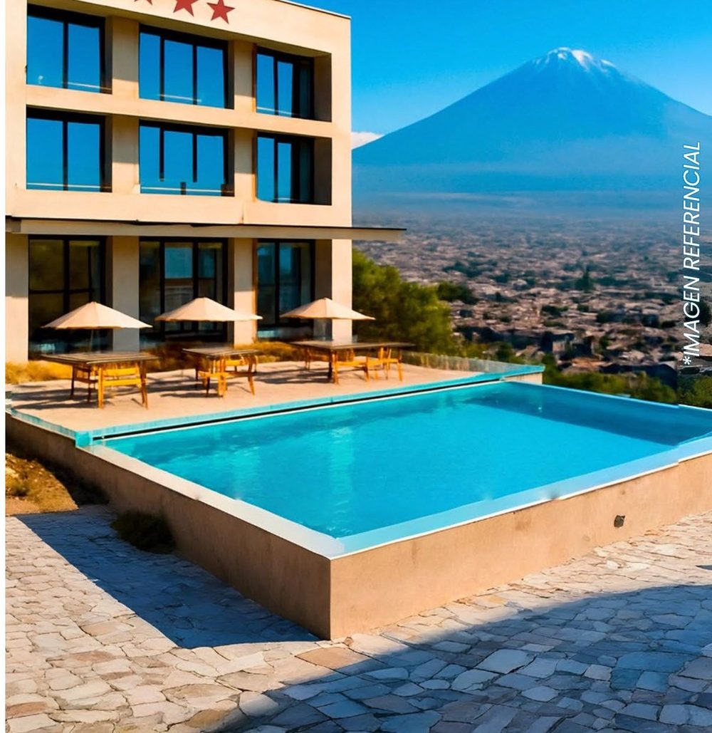 Hotel y piscina con vista al Misti en Cumbre Real